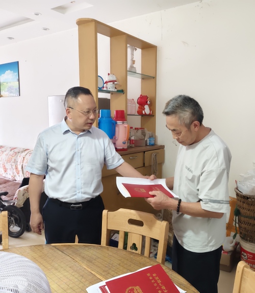 洛磧鎮(zhèn)有關(guān)領(lǐng)導(dǎo)將房產(chǎn)證送至群眾家中。楊慧攝