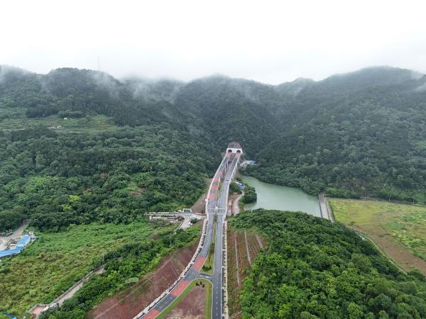 重慶東站重要配套項目之一的興黃路實現(xiàn)通車。郭旭攝