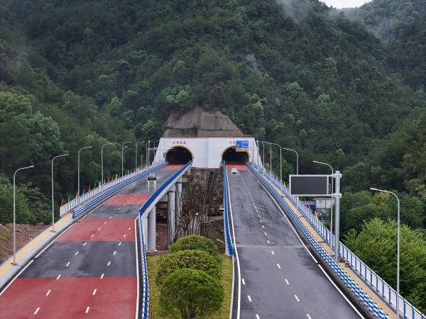 重慶東站重要配套項目之一的興黃路實現(xiàn)通車。郭旭攝