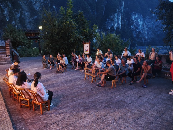 下莊村組織召開“莊事好商量”院壩會(huì)。巫山縣融媒體中心供圖