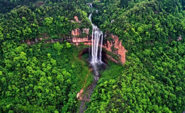 翠綠望鄉(xiāng)臺。佘中云攝