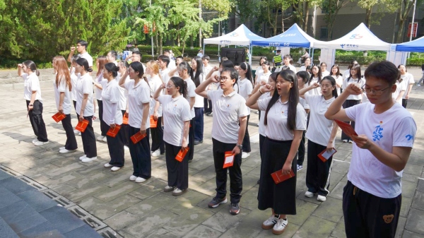 畢業(yè)生黨員重溫入黨誓詞。重慶師范大學(xué)供圖