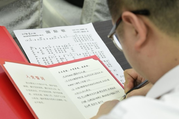 黨員在培訓(xùn)班上鄭重寫下未來半年的履職承諾。綦江區(qū)融媒體中心供圖