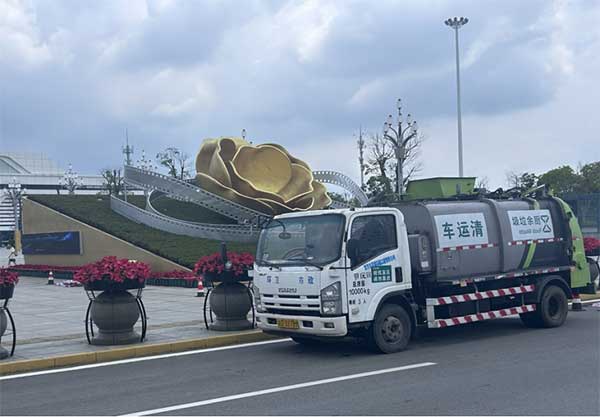 進(jìn)行收運(yùn)作業(yè)。重慶環(huán)衛(wèi)集團(tuán)供圖