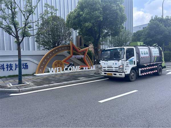 進(jìn)行收運(yùn)作業(yè)。重慶環(huán)衛(wèi)集團(tuán)供圖