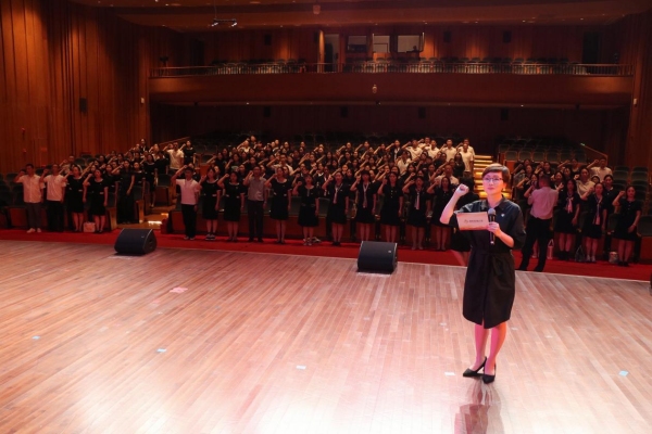 新村實(shí)驗(yàn)小學(xué)黨總支書(shū)記江艷帶領(lǐng)全體黨員教師重溫入黨誓詞。校方供圖