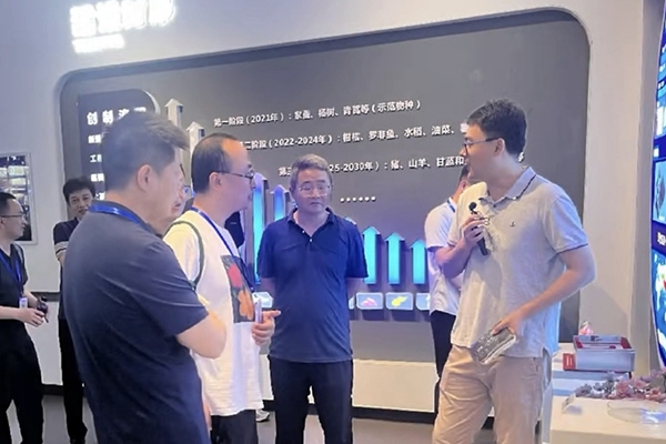 參會(huì)人員參觀了種質(zhì)創(chuàng)制大科學(xué)中心的先進(jìn)實(shí)驗(yàn)室。主辦方供圖