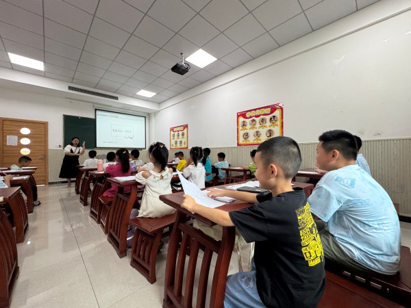 孩子們認(rèn)真上課。萬(wàn)州區(qū)委宣傳部供圖