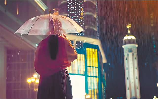 電影《從你的全世界路過》曾在重慶多地取景。圖為該電影在渝中區(qū)解放碑拍攝的鏡頭。（電影畫面截圖）