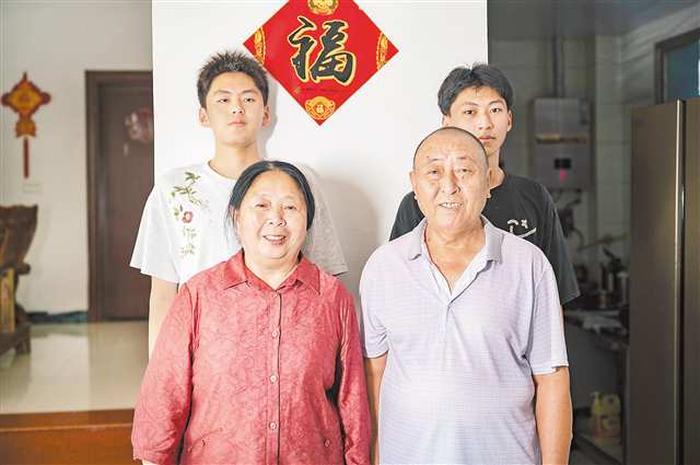 “包子婆婆”陳淑梅和丈夫李其云以及兩個(gè)孫子。記者 何慶渝 攝\視覺重慶