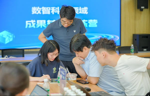 訓(xùn)練營內(nèi)，選手們正在相互討論。主辦方供圖