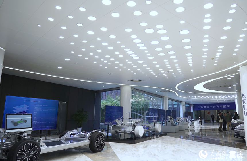 長安汽車全球研發(fā)中心內(nèi)展示的研發(fā)成果。人民網(wǎng)記者 劉祎攝