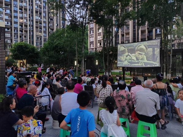 紅色電影開(kāi)啟居民精神文化生活“夜模式”。劉航宇攝