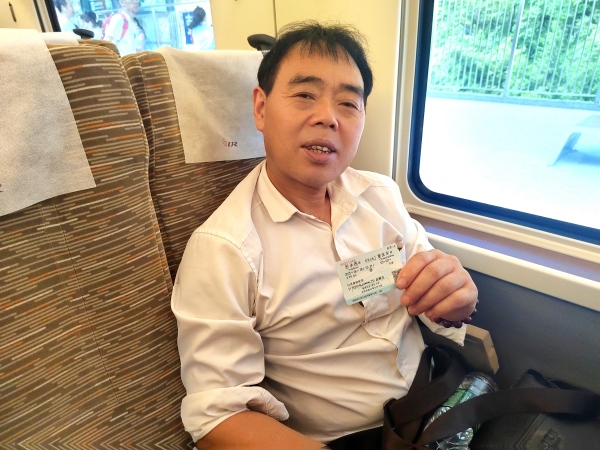 趙順發(fā)乘坐高鐵。彭水縣融媒體中心供圖