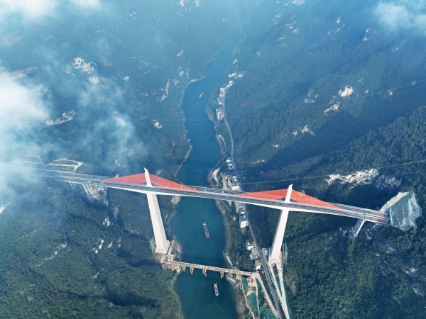 渝湘復(fù)線高速公路磨寨烏江特大橋。彭水縣融媒體中心供圖
