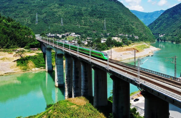 “綠巨人”行駛在渝懷鐵路彭水段。彭水縣融媒體中心供圖