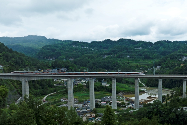 高鐵列車行駛在彭水境內(nèi)。彭水縣融媒體中心供圖