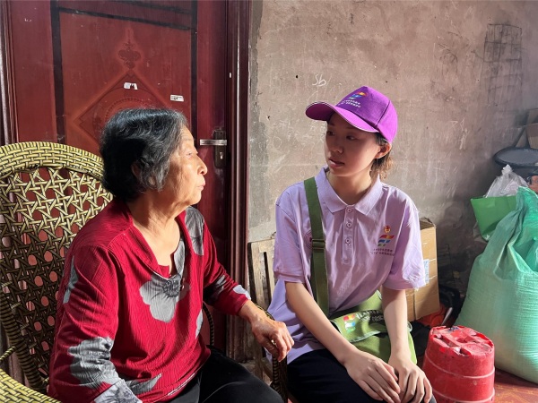 實(shí)踐團(tuán)成員聆聽老黨員的故事。重慶電子科技職業(yè)大學(xué)供圖