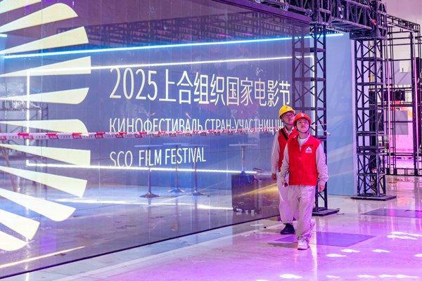 電力人員對會(huì)場進(jìn)行安全巡視。國網(wǎng)重慶永川供電公司供圖