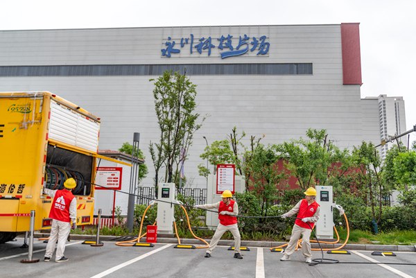 電力人員巡檢配電房并接入應(yīng)急電源。國網(wǎng)重慶永川供電公司供圖