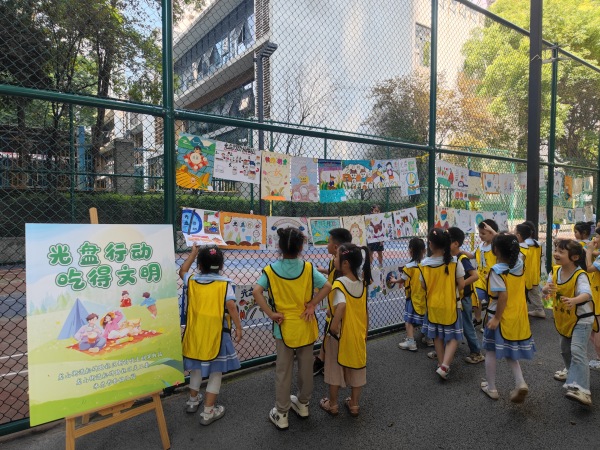 “小手繪光盤 童心倡節(jié)約”繪畫活動現(xiàn)場 。龍山街道供圖
