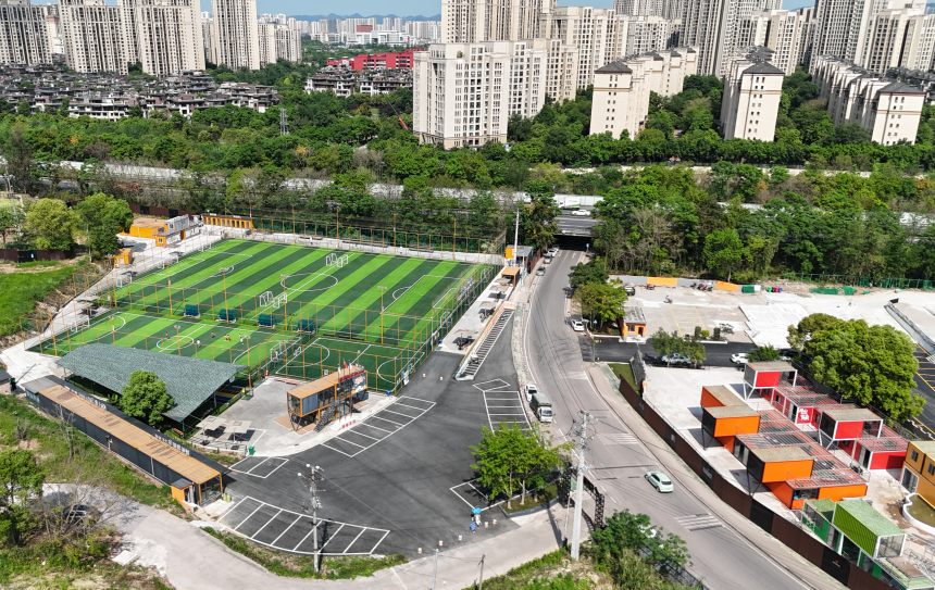 博皓運(yùn)動(dòng)中心毗鄰大學(xué)城，背靠虎峰山。受訪者供圖