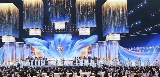 七月三日，永川區(qū)科技片場(chǎng)二期，2025上合組織國(guó)家電影節(jié)開幕式現(xiàn)場(chǎng)。首席記者 龍帆 攝\視覺重慶