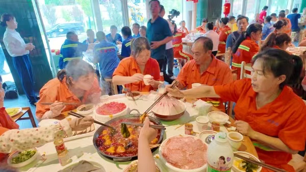 環(huán)衛(wèi)工人品嘗武隆火鍋。武隆區(qū)委宣傳部供圖