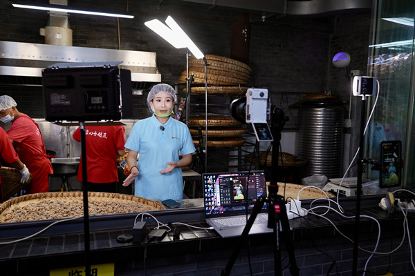 實踐團隊正在直播。重慶財經(jīng)學(xué)院供圖