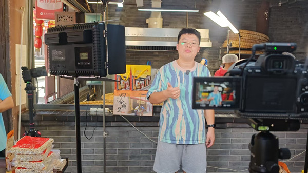 實踐團隊專訪“劉家四合胡豆”第六代傳承人劉翰文。重慶財經(jīng)學(xué)院供圖