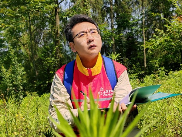 正在測量現(xiàn)場的王金鑫。梁燕攝