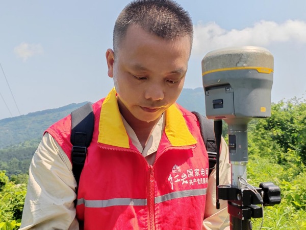 正在測量現(xiàn)場的黎杰。梁燕攝