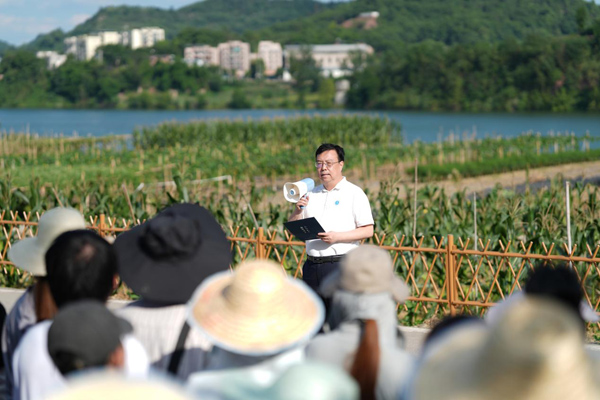 王進軍為師生授課。西南大學(xué)供圖