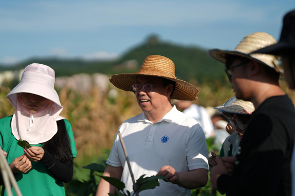 王進軍與師生探討農(nóng)業(yè)科技。西南大學(xué)供圖