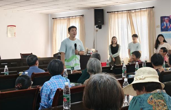 實(shí)踐團(tuán)為村民開展健康宣講。重慶財(cái)經(jīng)學(xué)院供圖