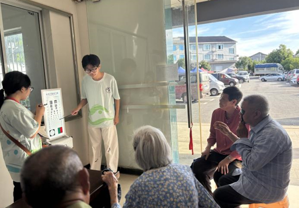 實(shí)踐團(tuán)為村民體檢。重慶財(cái)經(jīng)學(xué)院供圖