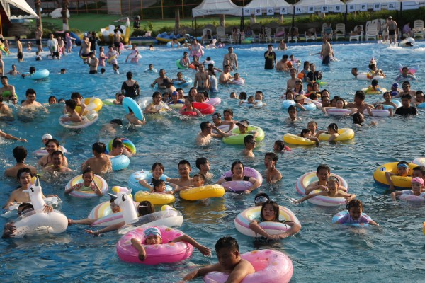 民眾在水中玩耍。景區(qū)供圖