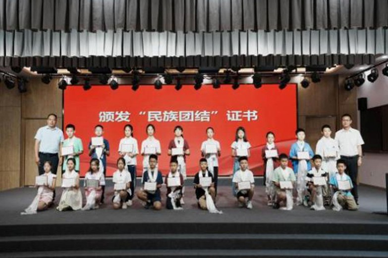 頒發(fā)證書現(xiàn)場。重慶市人力資源開發(fā)服務(wù)中心供圖