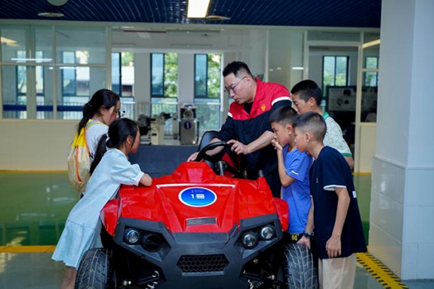 藏族青少年體驗(yàn)科技課程。重慶市人力資源開發(fā)服務(wù)中心供圖