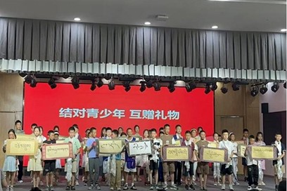 結(jié)對青少年互贈(zèng)禮物。重慶市人力資源開發(fā)服務(wù)中心供圖