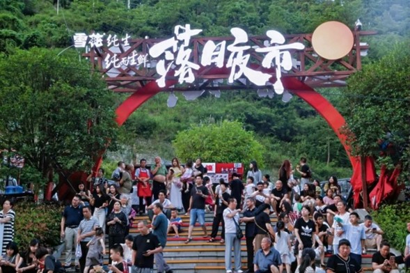 落日夜市吸引市民體驗品嘗。巫山縣委宣傳部供圖