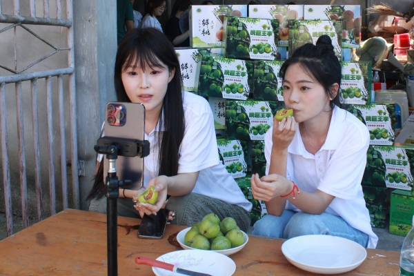 實踐團(tuán)成員直播現(xiàn)場。重慶財經(jīng)學(xué)院供圖