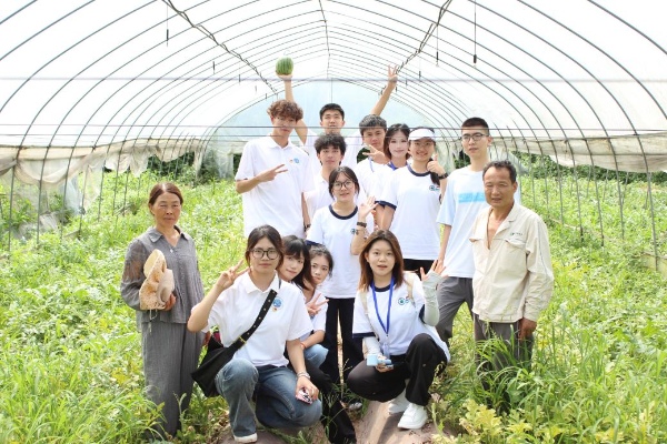 直播間搬到瓜棚內(nèi)。重慶財經(jīng)學(xué)院供圖