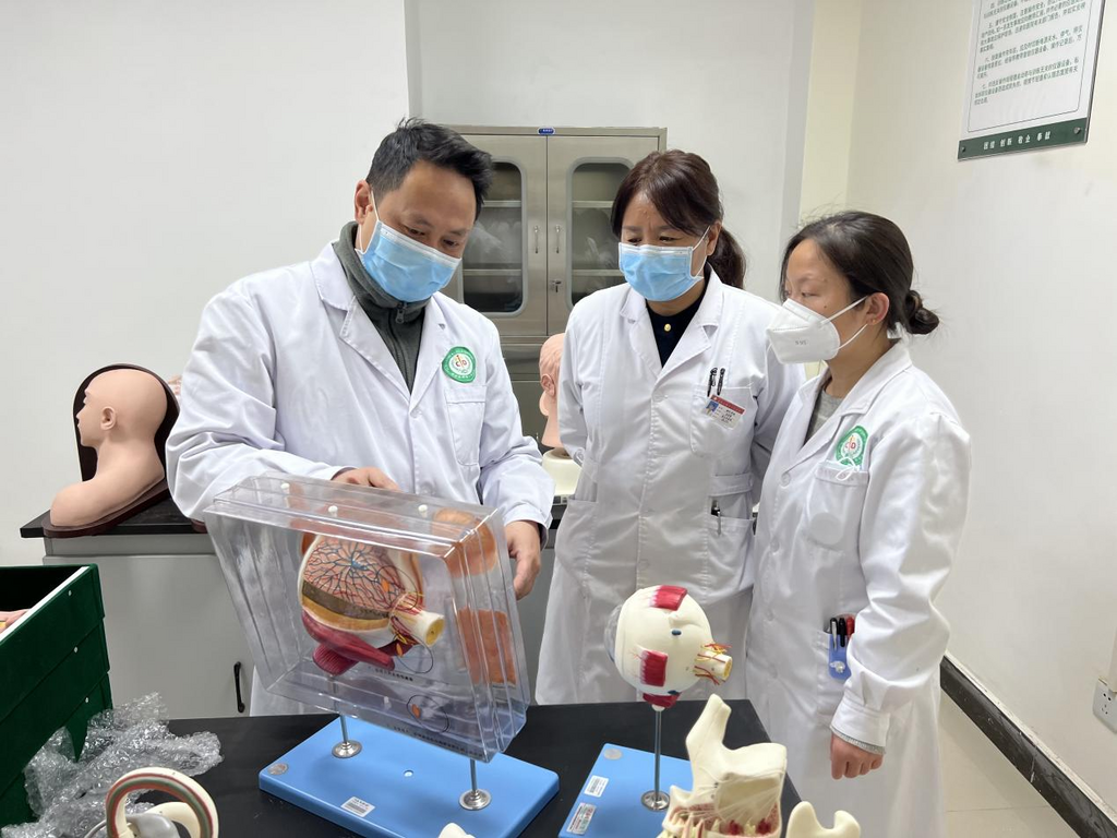 重慶援藏醫(yī)療專家開展“師帶徒”工作。