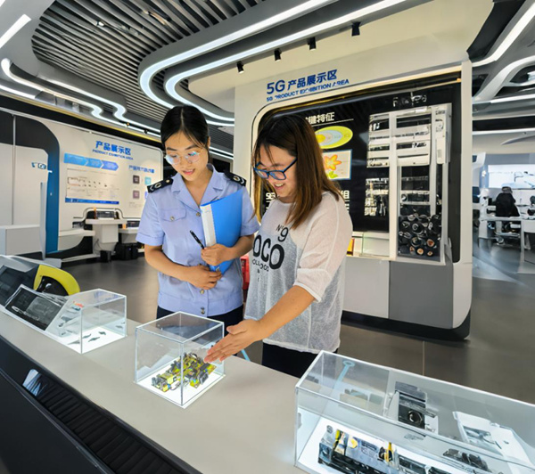 梁平區(qū)稅務人員走訪企業(yè)，講解高新技術(shù)企業(yè)認定、研發(fā)費用歸集等重點涉稅風險，幫助企業(yè)完善管理機制。何禮鵬攝