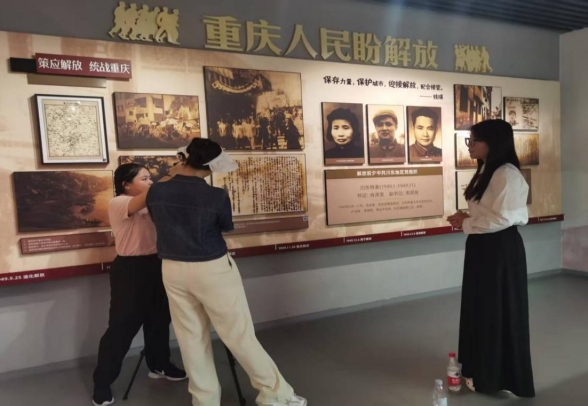 實(shí)踐團(tuán)成員在解放重慶歷史陳列館錄制解說視頻。重慶財(cái)經(jīng)學(xué)院供圖