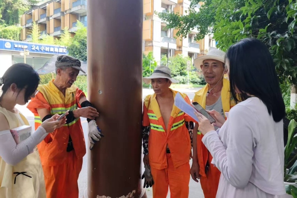 實(shí)踐團(tuán)成員在當(dāng)?shù)厝罕娭凶鰡柧碚{(diào)研。重慶財(cái)經(jīng)學(xué)院供圖