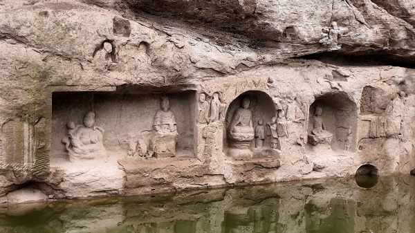 宋代摩崖造像“水落石出”。大足區(qū)融媒體中心供圖