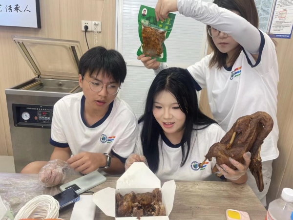 學(xué)生主播對(duì)店內(nèi)產(chǎn)品進(jìn)行講解。重慶財(cái)經(jīng)學(xué)院供圖