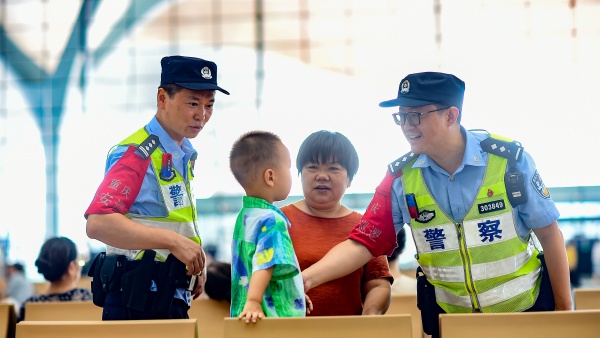 民警在重慶東站巡邏。南岸區(qū)公安分局供圖